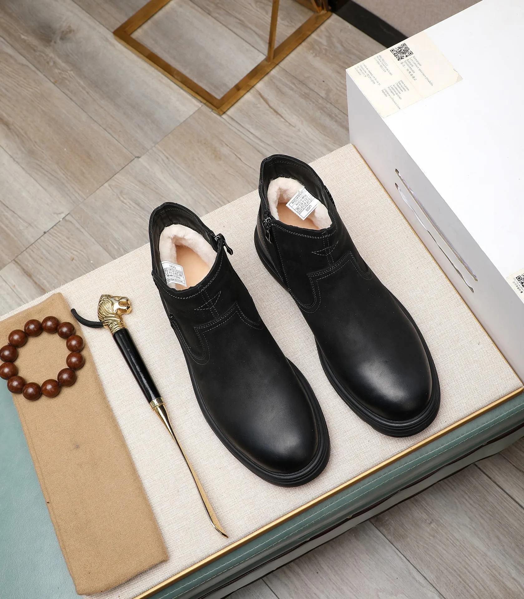 Men's men's shoes💰640 UGG (100% genuine wool lining, 10% off for fake ones) Please pay attention to the quality of the original order and compare the thickness of the wool🏮🏮Hot-selling UGG from Australia's warm luxury brand men's shoes, the official website is synchronized, Beckham men's style..., made of imported top-layer waxed cowhide, waxed toe cap, Australian real wool velvet lining Carefully sewn...Imported rubber Martin boots outsole (comfortable, soft and wear-resistant). I really like the quality..Exquisite workmanship. You can't put it down at first sight. Size 39-44